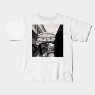 Venice Italy medieval walkway Ponte dei Sospiri Kids T-Shirt